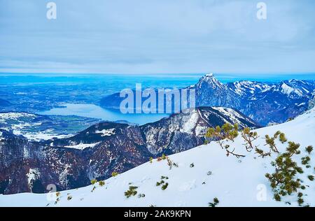 Vista spettacolare sul Salzkammergut la regione alpina con il lago Traunsee e a forma di cono Traunstein in montagna a partire dalla sommità del monte Alberfeldkogel, Ebensee, Foto Stock