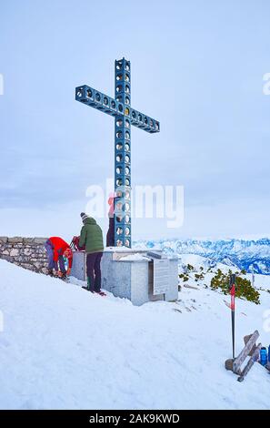 EBENSEE, Austria - 24 febbraio 2019: il metallo mdern costruzione di Europakreuz (Europa Cross) con pietre provenienti da tutti i paesi dell'UE si erge sul picco di una Foto Stock