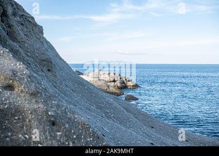 Coti piane, le scogliere di Capo Sant'Andrea all'isola d'Elba e Arcipelago Toscano, Italia. Grandi massicci granitici miscelati con cristalli di ortoclasio Foto Stock