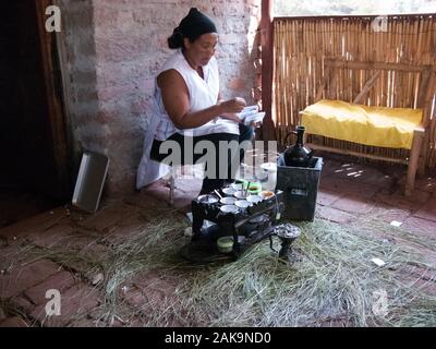 Donna etiope rendendo bunny caffè, Gondar, Etiopia. Foto Stock