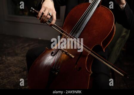 Close-up di contrabbasso, legno strumento musicale che viene riprodotto con un inchino Foto Stock