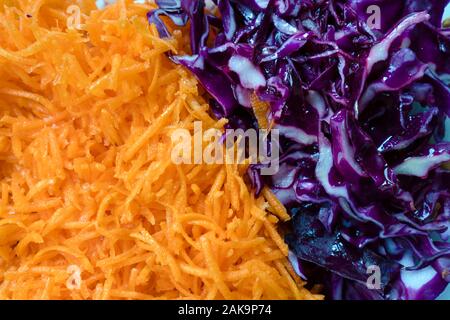 Cavolo rosso e insalata di carote dal direttamente al di sopra di visualizzare come sfondo Foto Stock