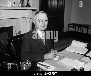 Vintage foto ritratto del Missouri Senator - e futuro presidente - Harry S Truman. Foto circa 1935 da Harris & Ewing. Truman (1884 - 1972) più tardi sarebbe diventato il trentatreesimo Presidente degli Stati Uniti (1945 - 1953). Foto Stock