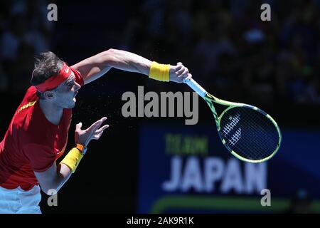 Perth, Australia. Gen 8, 2020. Rafael Nadal di Spagna serve durante l'ATP COPPA DI GRUPPO B match contro Nishioka Yoshihito del Giappone in Perth, Australia, il 8 gennaio, 2020. Credito: Zhou Dan/Xinhua/Alamy Live News Foto Stock