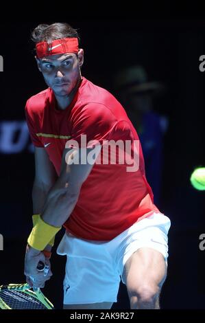 Perth, Australia. Gen 8, 2020. Rafael Nadal di Spagna restituisce un colpo durante l'ATP COPPA DI GRUPPO B match contro Nishioka Yoshihito del Giappone in Perth, Australia, il 8 gennaio, 2020. Credito: Zhou Dan/Xinhua/Alamy Live News Foto Stock