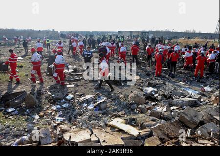 Tehran, Iran. Gen 8, 2020. Il lavoro dei soccorritori all'aria sito del crash di un Boeing 737 ucraino piano passeggero nel quartiere Parand, sud di Tehran, Iran, il 8 gennaio, 2020. Tutti i passeggeri e i membri dell'equipaggio a bordo del Boeing 737 ucraino piano passeggero che si schiantò vicino a Tehran Imam Khomeini International Airport (IKA) mercoledì mattina sono morti accertati, ufficiale Repubblica Islamica News Agency (IRNA) segnalati. Credito: Ahmad Halabisaz/Xinhua/Alamy Live News Foto Stock