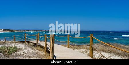 Sentiero in legno lungo la spiaggia di Platja de es Pujols, isola di Formentera. Spagna Foto Stock