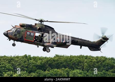 Un elicottero Royal Netherlands Air Force Eurocopter COME 532U2 Cougar Mk2 catturato al Luchtmachtdagen 2019 presso la Volkel Airbase. Foto Stock