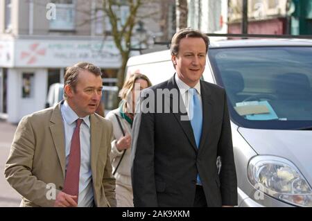 Simon Hart, che ora è il Segretario di Stato per il Galles nella foto con il futuro Primo Ministro conservatore David Cameron durante una visita a Carmarthen nel 2009. Foto Stock