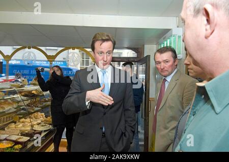 Simon Hart, che ora è il Segretario di Stato per il Galles nella foto con il futuro Primo Ministro conservatore David Cameron durante una visita a Carmarthen nel 2009. Foto Stock