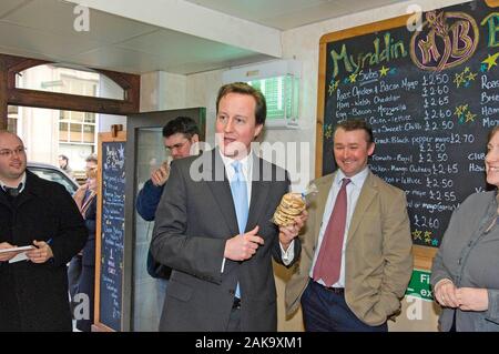 Simon Hart, che ora è il Segretario di Stato per il Galles nella foto con il futuro Primo Ministro conservatore David Cameron durante una visita a Carmarthen nel 2009. Foto Stock