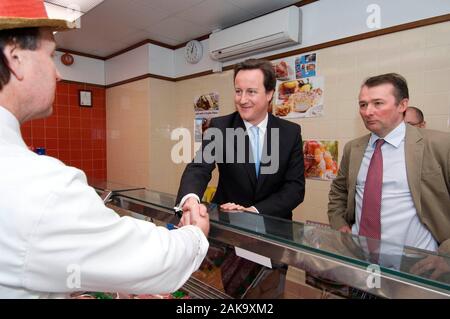 Simon Hart, che ora è il Segretario di Stato per il Galles nella foto con il futuro Primo Ministro conservatore David Cameron durante una visita a Carmarthen nel 2009. Foto Stock