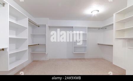 Panorama telaio vuoto scaffali bianchi in una dotata di un armadio walk-in Foto Stock