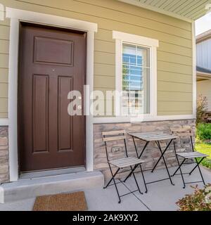 Quadrato piccolo tavolo e sedie sul patio esterno Foto Stock