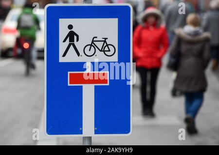 Monaco di Baviera, Germania. 08 gen, 2020. Un segno di traffico su Dienerstraße indica un vicolo cieco in chiusura della strada per automobili, che non si applica per i ciclisti e i pedoni. Di recente la Dienerstraße è stato in gran parte chiusa alle auto. In futuro ci sarà meno spazio per auto nel centro di Monaco. I ciclisti e i pedoni dovrebbero trarre vantaggio. Prime misure sono già state attuate. (A dpa 'operazione al cuore di Monaco di Baviera ottiene suggerimenti per l'auto-libera città vecchia ' dal 08.01.2020) Credito: Tobias Hase/dpa/Alamy Live News Foto Stock