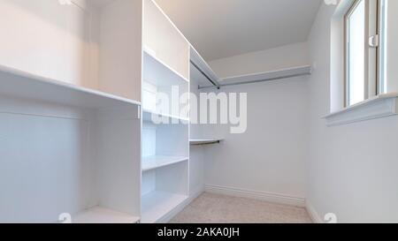 Panorama telaio bianco vuoto montato interno del armadio walk-in Foto Stock