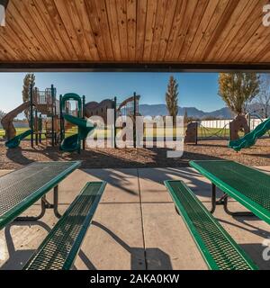 Telaio quadrato vuoto verde in legno di panchine e tavoli per picnic Foto Stock