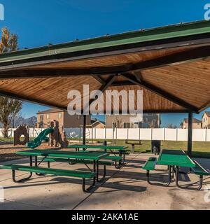 Cornice quadrata banchi vuoti e tabelle in un parco urbano Foto Stock