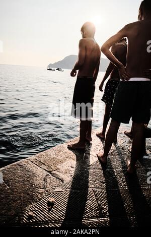 Giovani estivi di mare in vacanza - UN gruppo di adolescenti godendo la loro vacanza estiva sul mare sulla costa - estate giorni - autentica estate Foto Stock