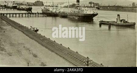 Swansea, Mumbles & il Gower CoastOfficial guida album . Le petroliere nel Queens Dock, Swansea dalla cortesia del Angto-Iranitm Oil Co. Ltd. Olio Il Refininq stor- della raffinazione del petrolio industria a Swansea fin dal suo inizio isa romance reale che merita più spazio rispetto a quelli che possono essere forniti in questa guida.explorer, il geologo, l'ingegnere e la farmacia hanno giocato theirpart nello stabilimento di questo industrv locale poiché il discoverv del Iranianoilfields nel 1902 dai rappresentanti del sig. W. K. D.rcy, il cui nome isincorporated in quella del grande refinerv a Llandarcv-UN FE Foto Stock