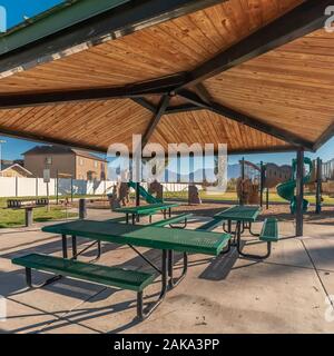 Telaio quadrato verde vuoto tavoli e panche in un parco urbano Foto Stock