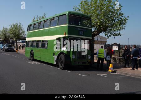 Vectis Meridionale 611, CDL 479C e corposo ECW Bristol FLF preleva i passeggeri a Ryde, isola di Wight Foto Stock