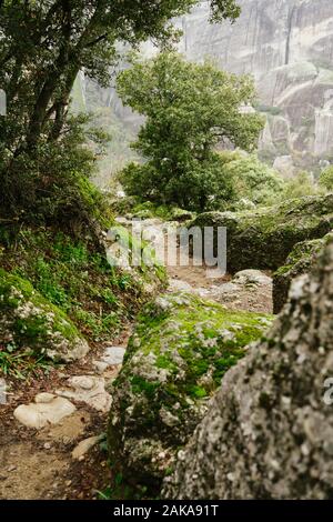 Meteora, Grecia - 19 DIC 2019: sentiero escursionistico a Meteora,Grecia Foto Stock