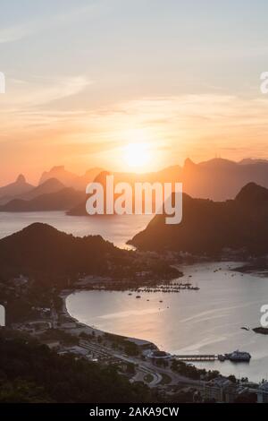 Vista al tramonto dal Parque da Cidade City Park lookout in Niteroi, con vista su Rio de Janeiro. Foto Stock