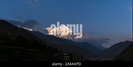 Nilgiri monte visto dal villaggio di Kagbeni, Mustang distretto, Nepal. Foto Stock