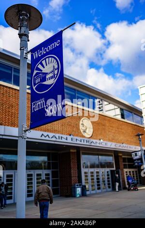 Harrisburg, PA / STATI UNITI D'America - 6 Gennaio 2020: l'ingresso della mostra agricola edificio di Harrisburg, Pennsylvania. Foto Stock