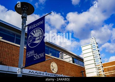 Harrisburg, PA / STATI UNITI D'America - 6 Gennaio 2020: l'ingresso della mostra agricola edificio di Harrisburg, Pennsylvania. Foto Stock