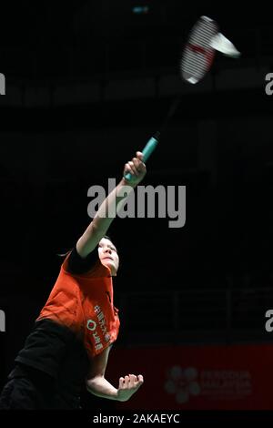 Kuala Lumpur, Malesia. Gen 8, 2020. Zhang Yiman della Cina compete durante il singolare femminile match di primo turno contro Tai Tzu Ying di Taipei cinese in Malesia Masters 2020 Torneo di badminton a Kuala Lumpur, Malaysia, 8 gennaio, 2020. Credito: Zhu Wei/Xinhua/Alamy Live News Foto Stock