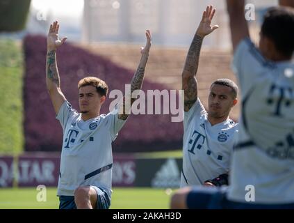 Doha in Qatar. 08 gen, 2020. Philippe Coutinho (l) e Thiago sono la formazione sul campo di allenamento durante una sessione di prove libere del FC Bayern Monaco al mattino. FC Bayern saranno alloggiati nel deserto città per il suo training camp fino al 10.01.2020. Credito: Pietro Kneffel/dpa - NOTA IMPORTANTE: In conformità con i regolamenti del DFL Deutsche Fußball Liga e la DFB Deutscher Fußball-Bund, è vietato sfruttare o hanno sfruttato nello stadio e/o dal gioco fotografie scattate in forma di sequenza di immagini e/o video-come la serie di foto./dpa/Alamy Live News Foto Stock