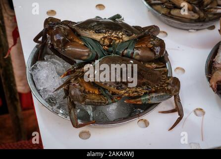 Granchi sul mercato di pesce, gamberi di fiume per la vendita Foto Stock