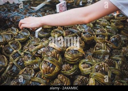 Granchi pelosi per la vendita sul mercato del pesce, Hongkong Foto Stock