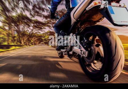 Motociclista sull'autostrada mentre il sorpasso con highspeed. egli gode di una scarica di adrenalina. Foto Stock