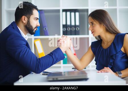 L uomo e la donna fissando tra loro con espressioni ostili. Foto Stock