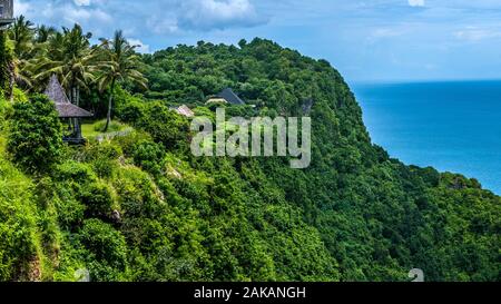 Nobile hotel sulla scogliera bordo. Splendida costa vicino a Spiaggia Nunggalan, Uluwatu Foto Stock