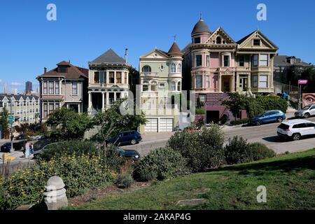 Case in stile vittoriano su Steiner Street presso Alamo Square, San Francisco, California, Stati Uniti d'America Foto Stock