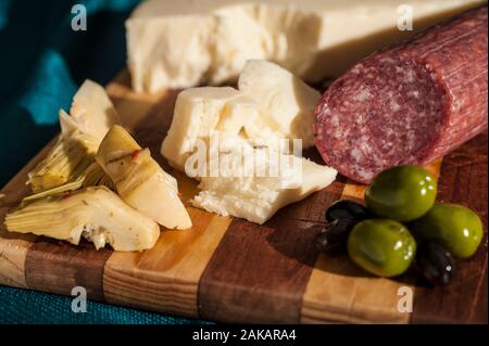 Carciofi Olive salame e formaggio Foto Stock