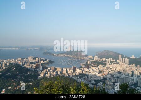 Vista sulla montagna di Sugarloaf, Botafogo e Baia Guanabara dal Mirante Dona Marta a Rio de Janeiro. Foto Stock