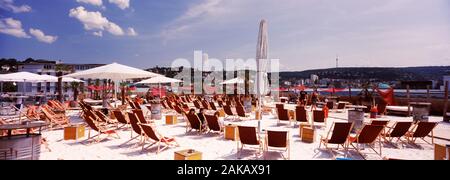 Sedie a sdraio in spiaggia bar sulla parte superiore di un garage per il parcheggio, Stoccarda, Baden-Württemberg, Germania Foto Stock