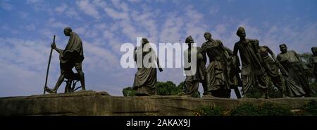 Basso angolo vista di statue simboleggianti indiano storica protesta contro la tassa sul sale atto imposto dal governo britannico, sale Satyagraha, New Delhi, India Foto Stock