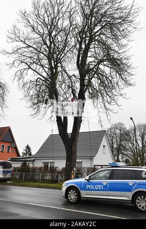 08 gennaio 2020, Meclemburgo-Pomerania, Neunkirchen: con un albero professione presso il distretto strada K 5 attivisti ambientali protesta contro il taglio degli alberi per l'estensione del Mar Baltico costiere percorso ciclo. Gli attivisti della giustizia climatica circolazione Greifswald desidera richiamare l attenzione al residuo di pianta del quartiere Vorpommern-Greifswald. Secondo la giustizia climatica movimento, vi è una mancanza di più di 4000 alberi lungo le strade del distretto nel distretto di Vorpommern-Greifswald. La protesta è diretta anche contro la possibilità di 'acquisto di sé libera' dal debito ad albero Foto Stock