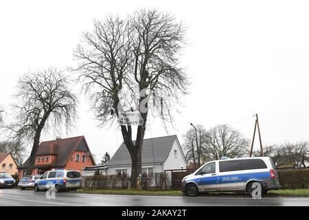 08 gennaio 2020, Meclemburgo-Pomerania, Neunkirchen: con un albero professione presso il distretto strada K 5 attivisti ambientali protesta contro il taglio degli alberi per l'estensione del Mar Baltico costiere percorso ciclo. Gli attivisti della giustizia climatica circolazione Greifswald desidera richiamare l attenzione al residuo di pianta del quartiere Vorpommern-Greifswald. Secondo la giustizia climatica movimento, vi è una mancanza di più di 4000 alberi lungo le strade del distretto nel distretto di Vorpommern-Greifswald. La protesta è diretta anche contro la possibilità di 'acquisto di sé libera' dal debito ad albero Foto Stock