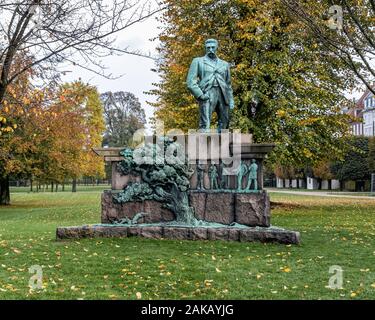 Viggo Hørup 1908 monumento ideato da Jens Ferdinand Willumsen 1908. Scultura in bronzo nel giardino del re presso il Castello di Rosenborg, Copenhagen, Danimarca Foto Stock