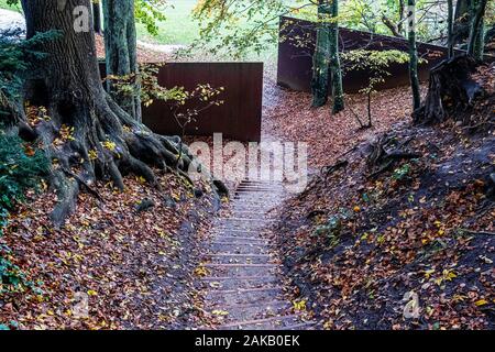 Il cancello nella gola scultura1986 di Richard Serra nel giardino di Il Museo Louisiana di Arte Moderna in riva al suono di Øresund, Humlebaek, Danimarca Foto Stock