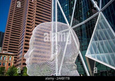 Grande testa di maglia di arte pubblica visualizzato nella parte anteriore della torre di uffici Foto Stock