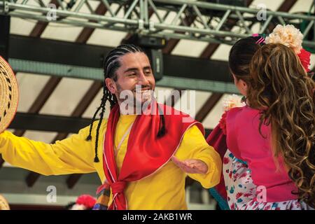 Paio di colombiano ballerini folk sulla festa folcloristica di Nova Petrópolis. Una città fondata da immigrati tedeschi nel sud del Brasile. Foto Stock