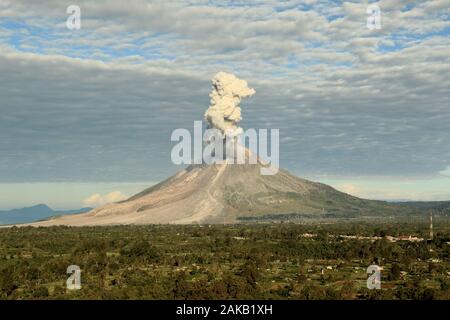 Sinabung vulcano in eruzione Foto Stock